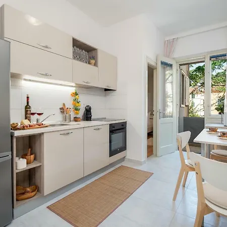 Sun Center Apartment *